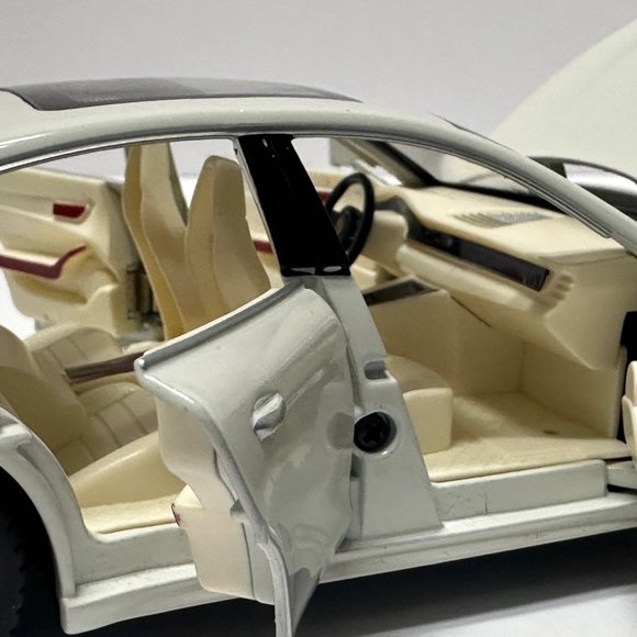 1:24 2020 Porsche Panamera White Diecast With LED Lights - Picture 6 of 9